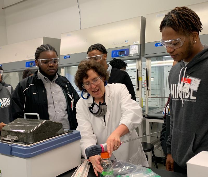 Dr. Susan Sharfstein works with student Moise Appolon in the lab